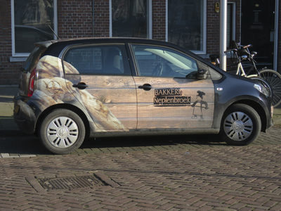 908389 Afbeelding van een bedrijfsautootje van bakkerij Neplenbroek, geparkeerd bij de vestiging Hasebroekstraat 1 te ...